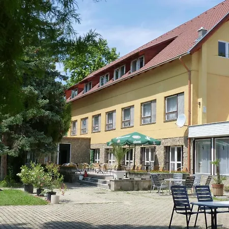 فندق Hotel Kenese بالاتونكينيشي