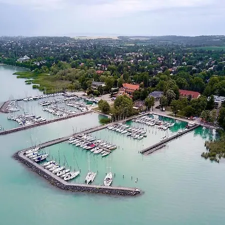 מלון Hotel Kenese 4*